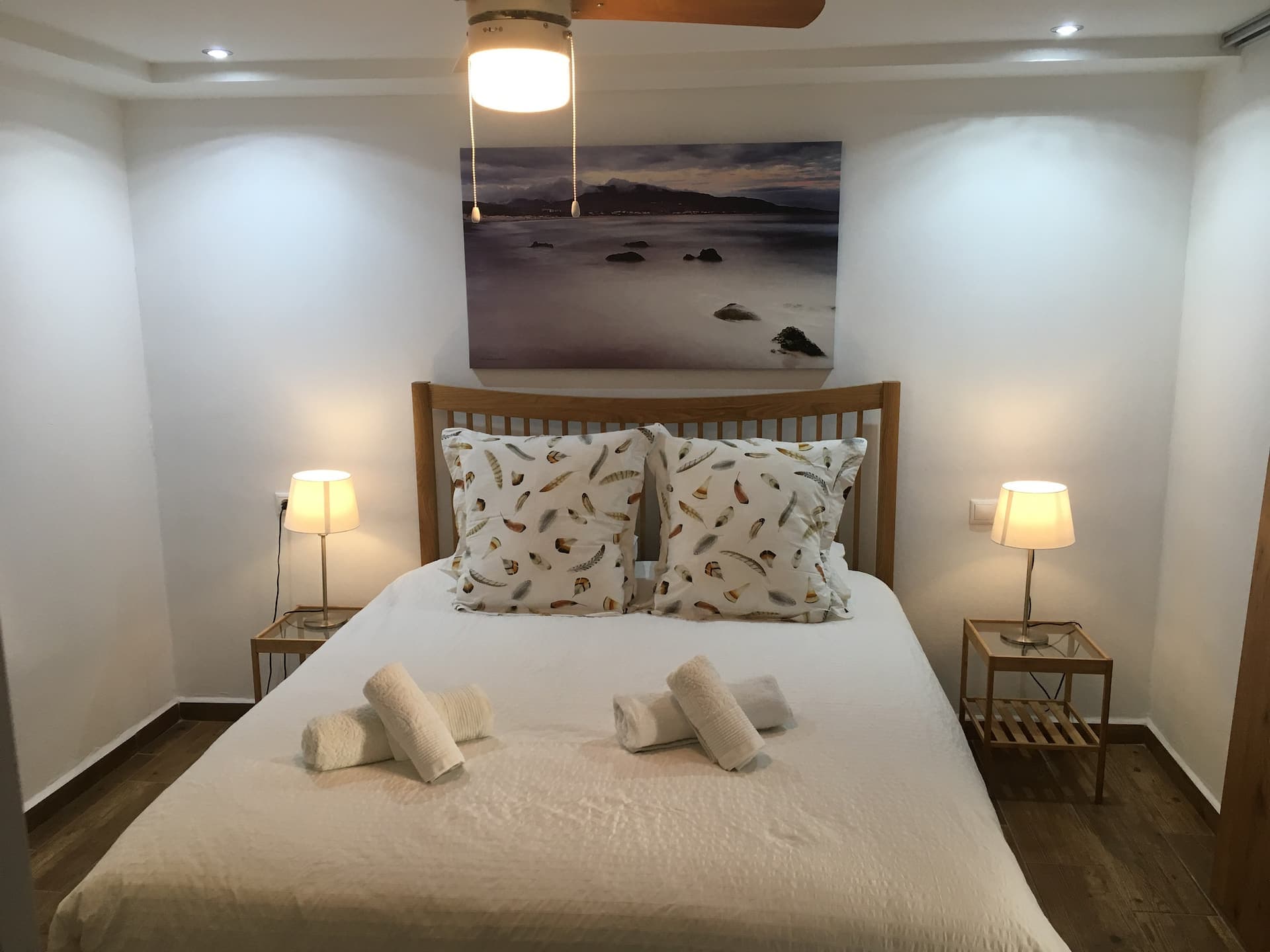 Primer dormitorio del apartamento con jardín