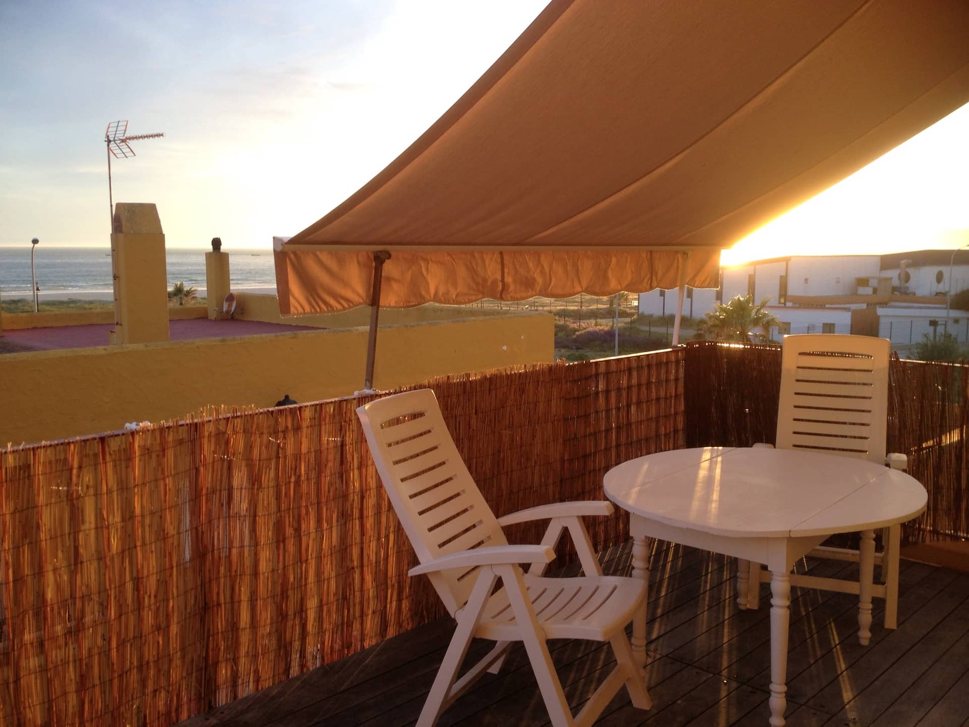 Terraza con vistas al mar al atardecer, Tarifa